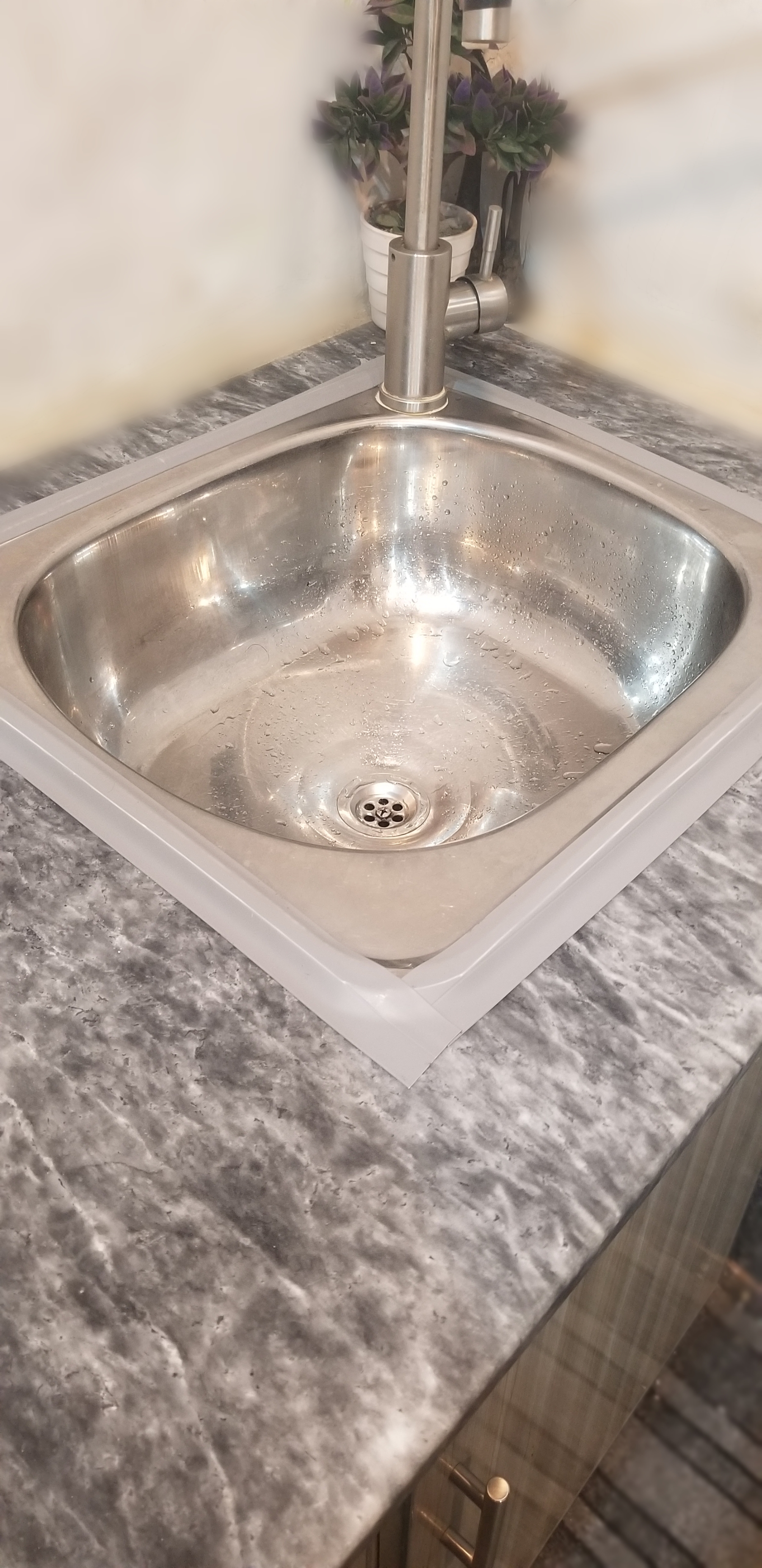 Sink sealing tape